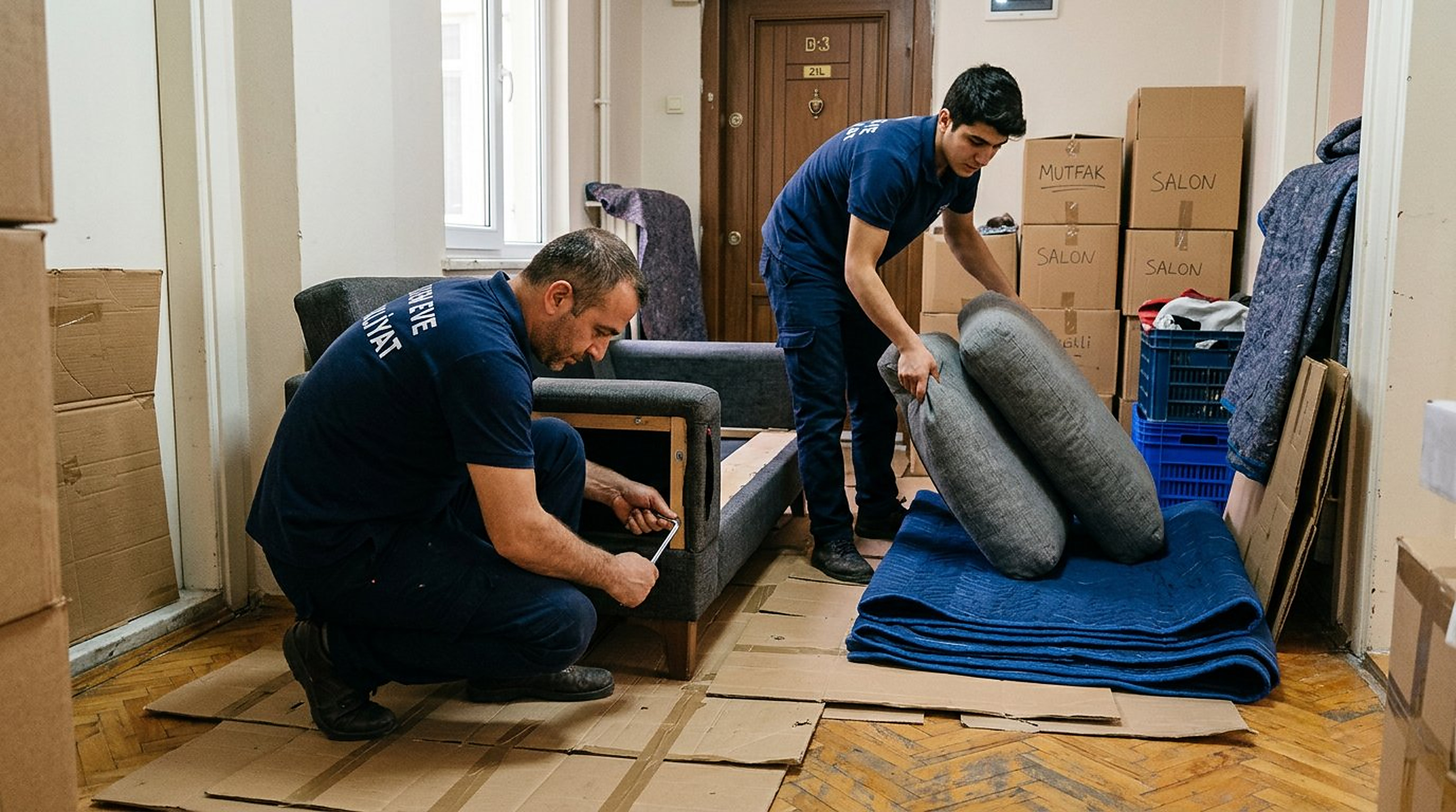 Hassas mobilyayi katli koruyucuyla paketleme - Mobilya Sökme ve Kurma